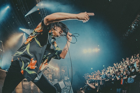 シノダ（Vo, G）（撮影：西槇太一）