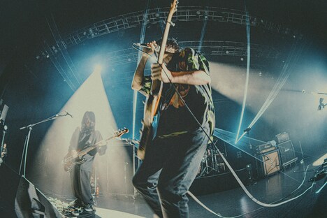 シノダ（Vo, G）（撮影：西槇太一）