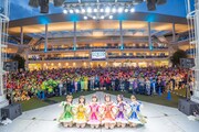 ラゾーナ川崎プラザ ルーファ広場 グランドステージに集まった宣伝部員と記念撮影する超ときめき♡宣伝部。