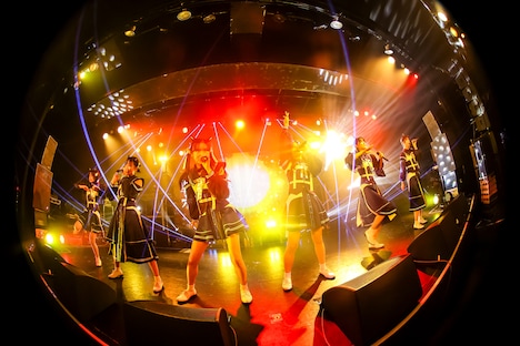 「Devil ANTHEM. ONE MAN LIVE 2025～early summer～『R-Completion』」の様子。（撮影：笹森健一）