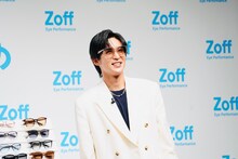 Zoffサンカットグラスをかけてにっこり笑う目黒蓮（Snow Man）。