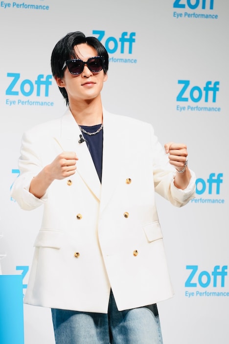 ドライブ中の目黒蓮（Snow Man）。