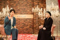「SONGS」より、トークコーナーでの大泉洋と浜崎あゆみ。（写真提供：NHK）