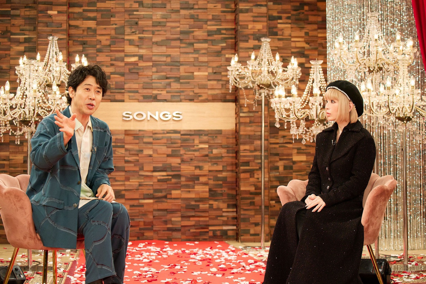 「SONGS」より、トークコーナーでの大泉洋と浜崎あゆみ。（写真提供：NHK）