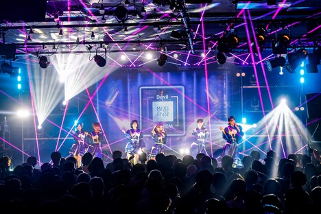「Devil ANTHEM. ONE MAN LIVE 2025～early summer～『R-Completion』」の様子。（撮影：笹森健一）