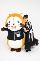 ラスカルと中森明菜。©「あらいぐま カルカル団」製作委員会