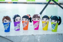 ステージ上に並べられた超ときめき♡宣伝部の「ときめきぬいぐるみキーホルダー」。