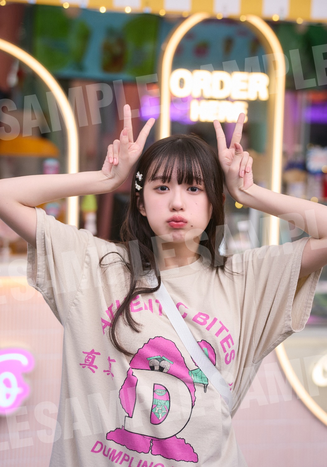 小久保柚乃「こくぼづかん 2」ヴィレッジヴァンガード渋谷本店イベント特典 ©中村和孝 / 小学館