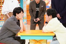 「目が合ったらダメよチャレンジ」で対決する櫻井翔（左）、二宮和也（右）。©日本テレビ