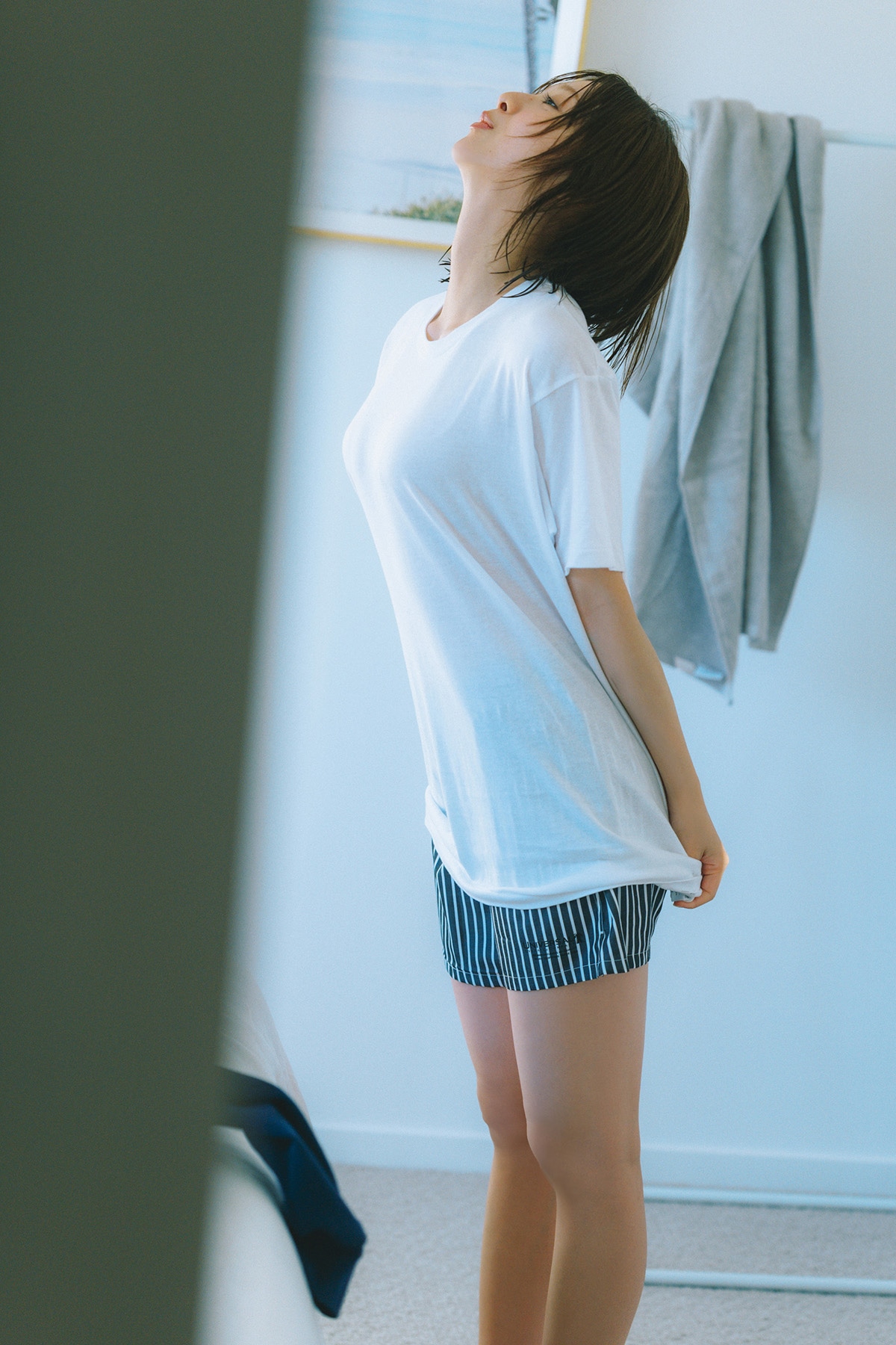 富田鈴花（日向坂46）1st写真集の掲載ショット。（撮影：峠雄三）©光文社