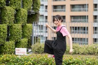 花壇に入りたい小久保柚乃。