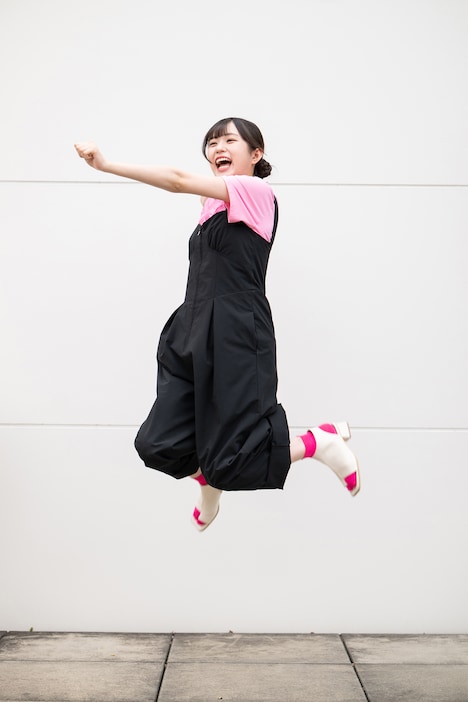 空を飛ぶ小久保柚乃。