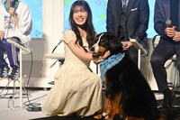 渋谷凪咲（左）のことが好きなボナくん（右）。©テレビ朝日