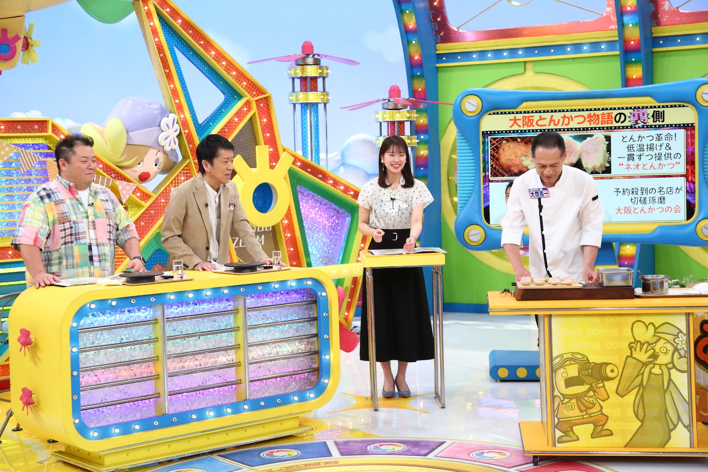 シェフの調理を見る出演者たち。