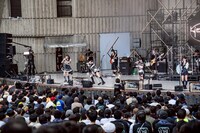 マイクスタンドではしゃぐyosugala。