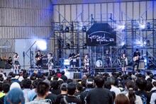 マイクスタンドを使って歌うyosugala。