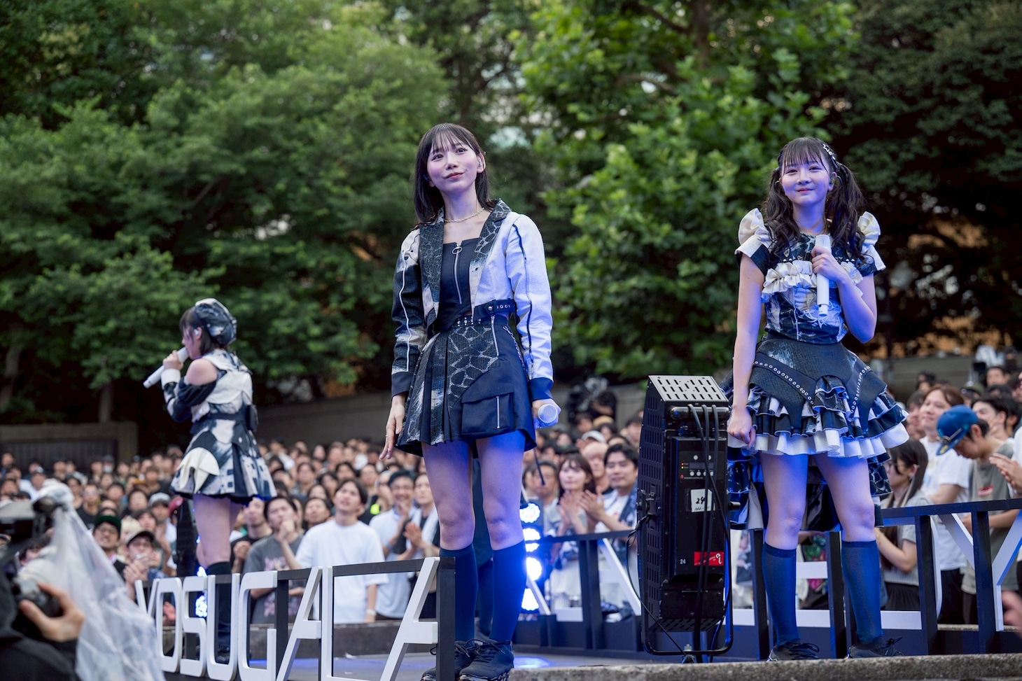 野音のド真ん中で歌うyosugala。