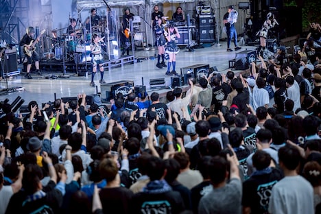 「yosugala 3rd anniversary live「『progress the night -日比谷公園大音楽堂-』」の様子。