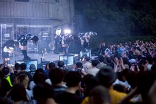 「yosugala 3rd anniversary live「『progress the night -日比谷公園大音楽堂-』」の様子。