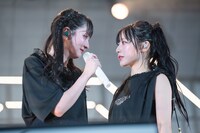 君島凪（左）に駆け寄る汐見まとい（右）。