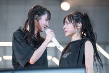 君島凪（左）に駆け寄る汐見まとい（右）。