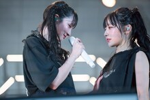 汐見まとい（右）の胸を触って落ち着く君島凪（左）。