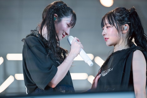 汐見まとい（右）の胸を触って落ち着く君島凪（左）。