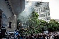 シャボン玉が飛び交う野音。