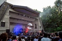 シャボン玉が飛び交う野音。