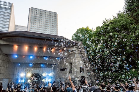 シャボン玉が飛び交う野音。