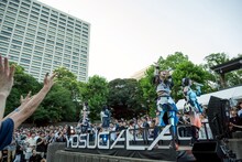 野音のド真ん中で歌うyosugala。