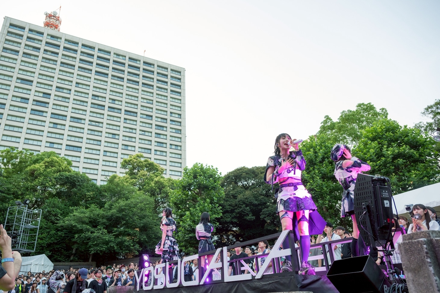 野音のド真ん中で歌うyosugala。