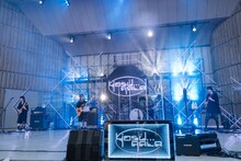 野音のド真ん中で歌うyosugalaを演奏で支えるyosugala Special Band。