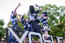 野音のド真ん中で歌うyosugala。