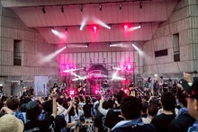 「yosugala 3rd anniversary live「『progress the night -日比谷公園大音楽堂-』」の様子。