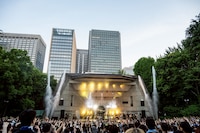 豪快な水飛沫を上げるウォーターキャノン。