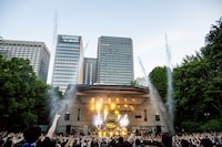 野音に盛大な水飛沫を上げるウォーターキャノン。