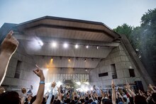 ウォーターガンで客席を水浸しにするyosugala。