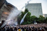 豪快な水飛沫を上げるウォーターキャノン。