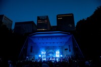 インディゴブルーに染まった野音。