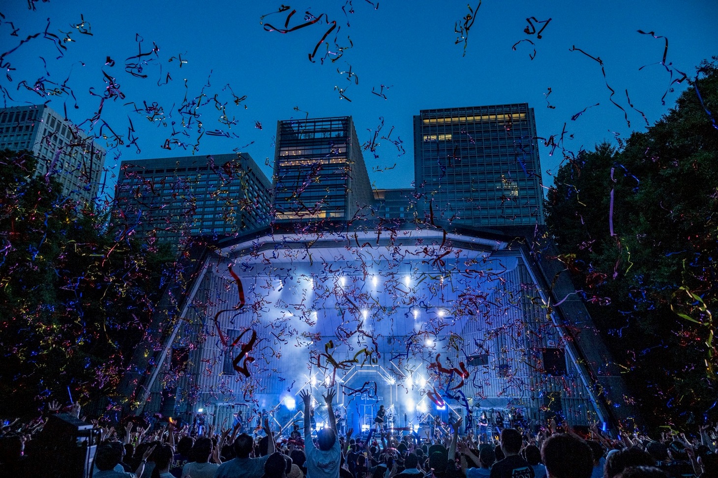 「yosugala 3rd anniversary live「『progress the night -日比谷公園大音楽堂-』」の様子。
