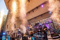 火花が上がるステージ。