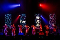 「Girls2 LIVE TOUR 2025 -ガルガルエイト- 6th Anniversary Party」の様子。