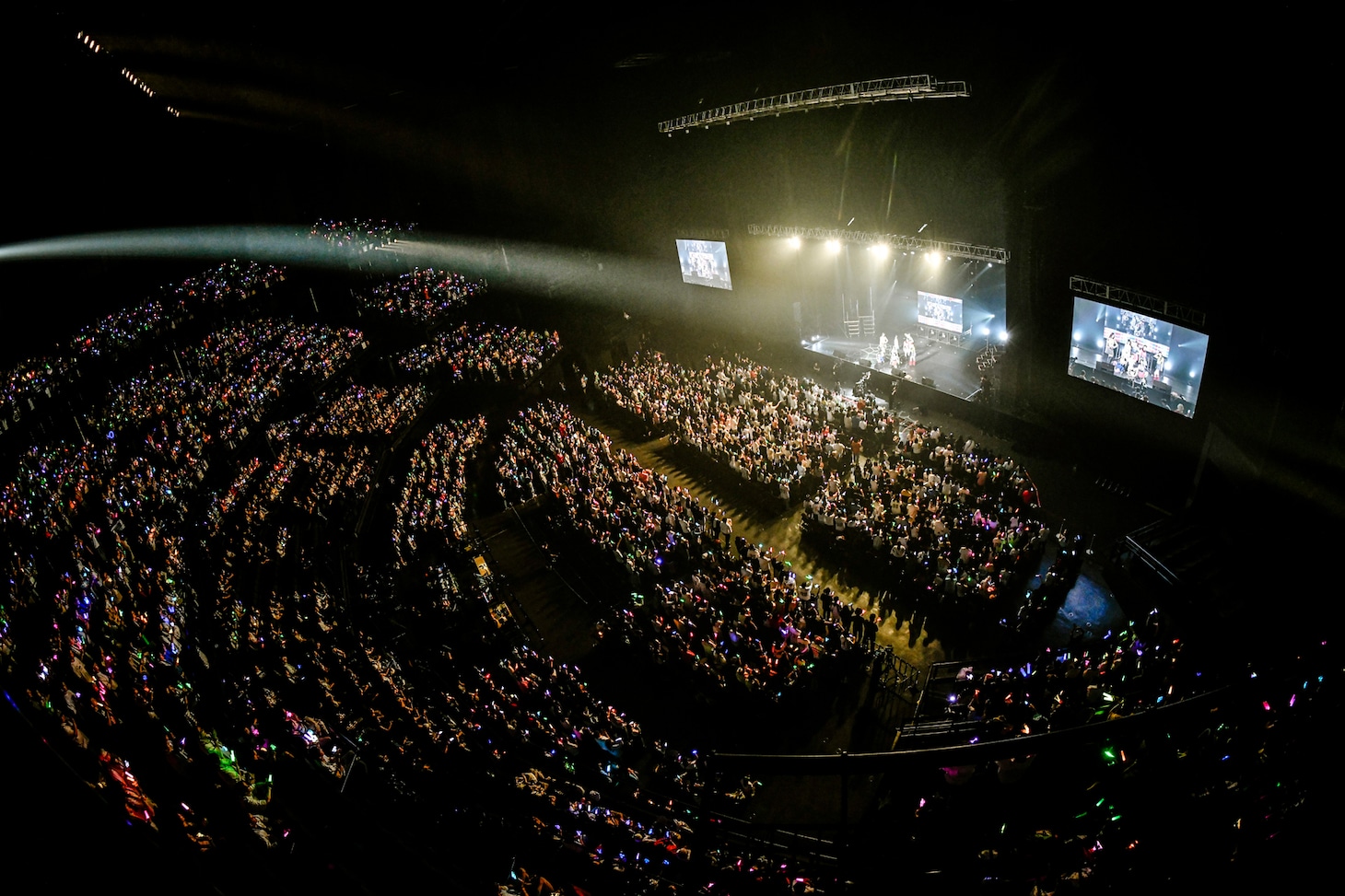 「Girls2 LIVE TOUR 2025 -ガルガルエイト- 6th Anniversary Party」の様子。