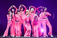 Girls2とゴリエのパフォーマンスの様子。