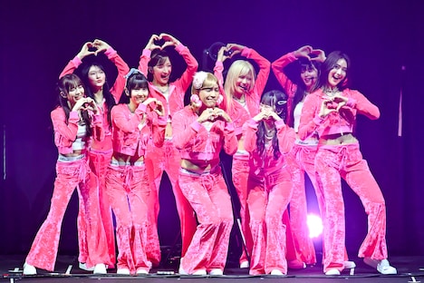 Girls2とゴリエのパフォーマンスの様子。