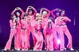 Girls2とゴリエのパフォーマンスの様子。