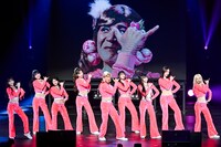 Girls2とゴリエのパフォーマンスの様子。