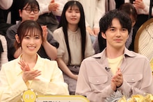 左から福原遥、林遣都。©フジテレビ