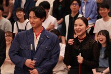 左から磯村勇斗、堀田真由。©フジテレビ